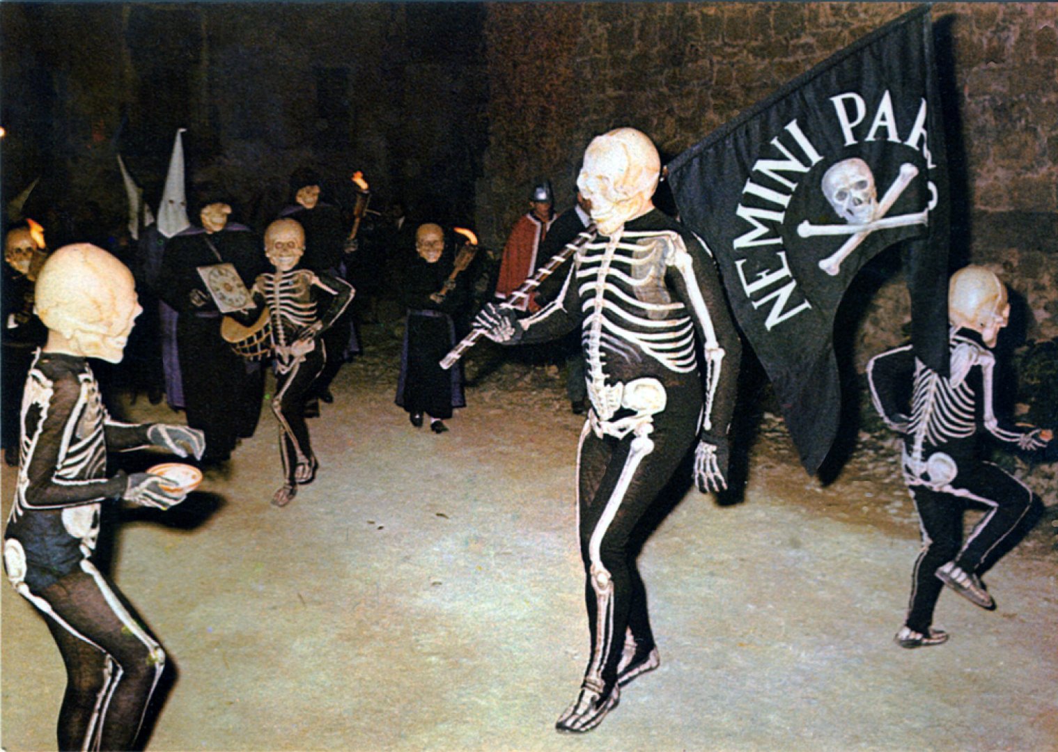 Dansa de la Mort passant pel costat de l'església