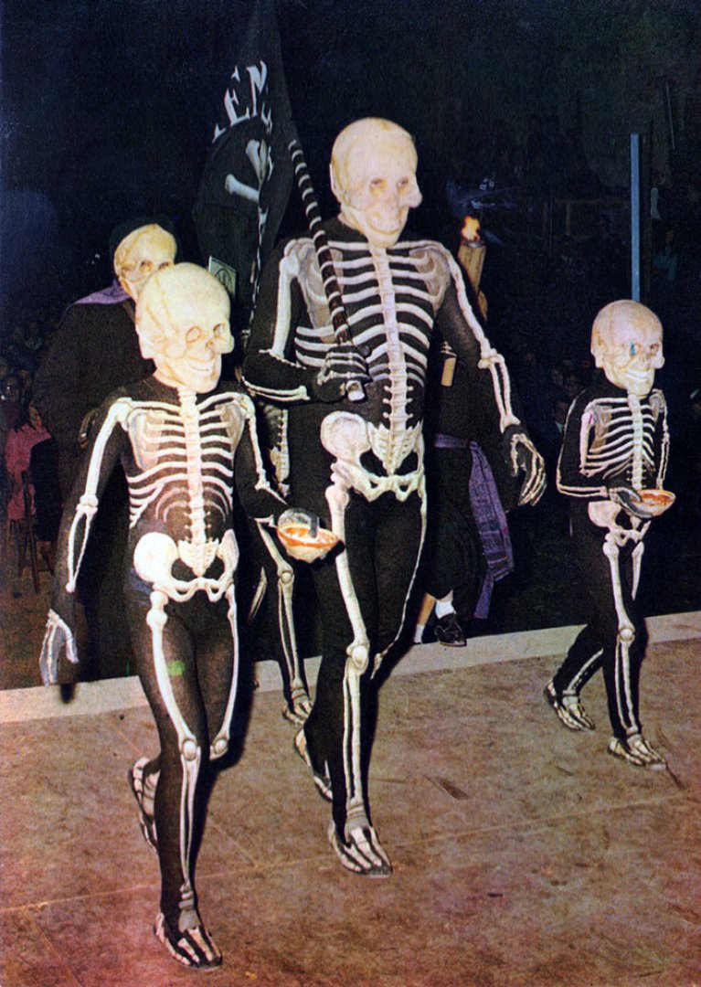La Dansa de la Mort pujant al tablado