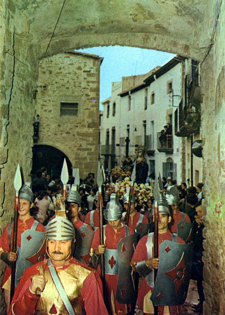 Manages al carrer major amb imatges de la Dolorosa i Pietat