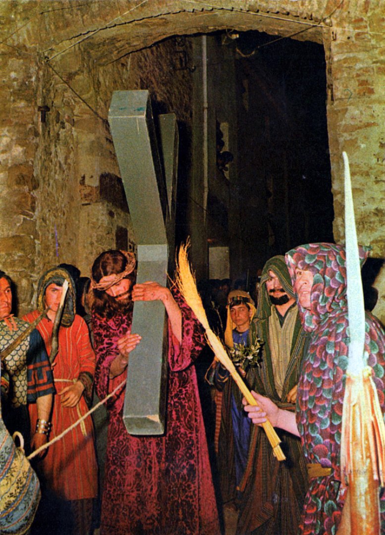 Jueus i Jesus a la creu passant pel portal de la Mare de Déu
